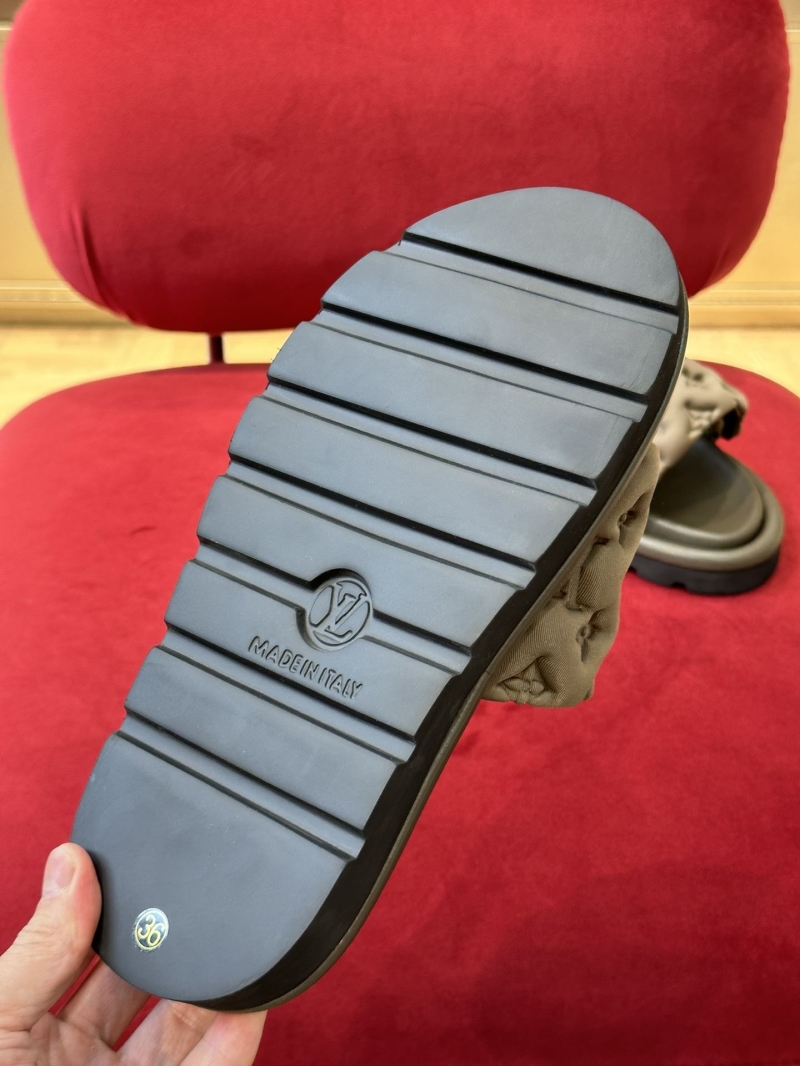 l0vis Vvtt0n slippers